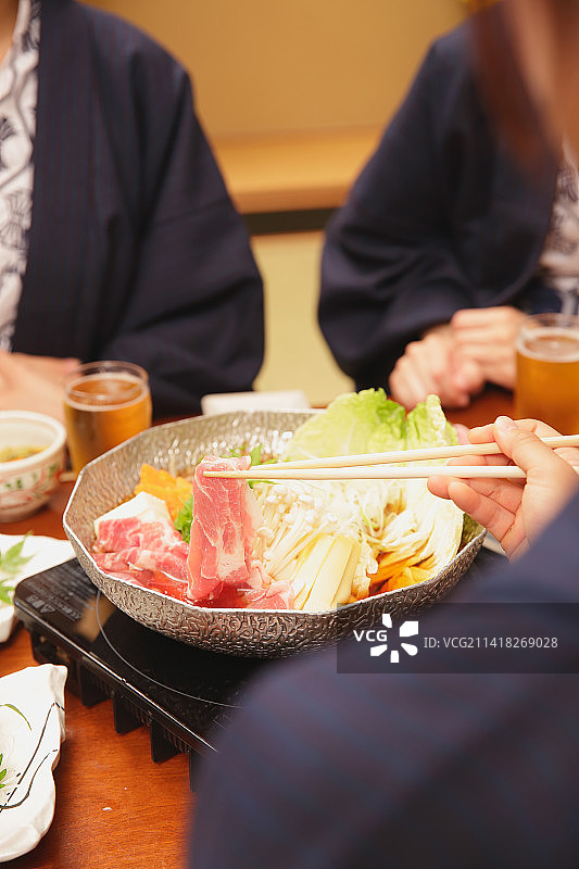 在日本温泉旅馆用餐的女人图片素材