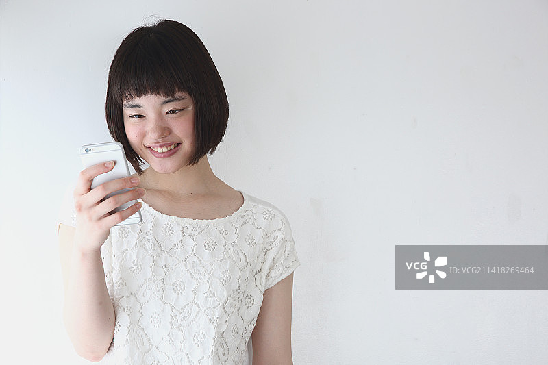 操作手机的年轻日本女子图片素材