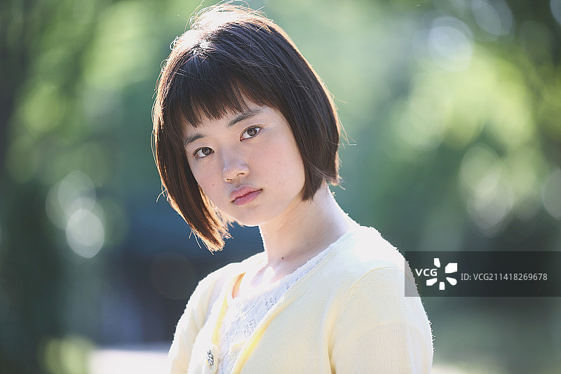在公园里散步的年轻日本女人图片素材