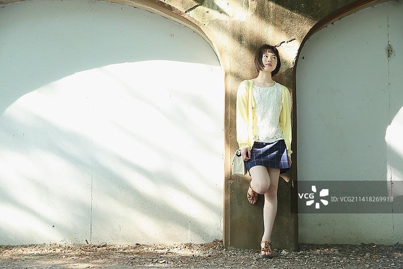 公园里的年轻日本女子图片素材