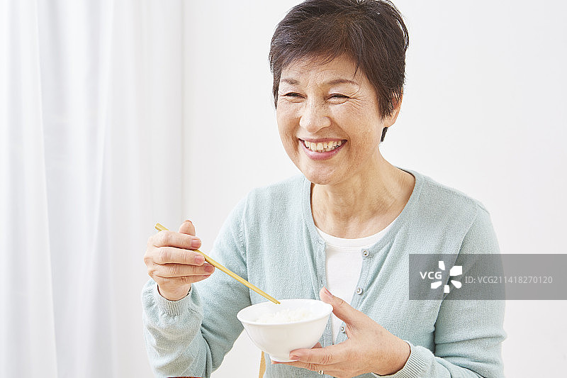 正在吃东西的日本老年妇女图片素材