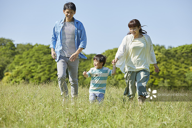 日本父母照看奔跑的孩子图片素材