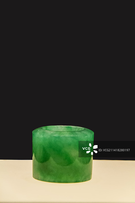 北京首都博物馆“古代玉器艺术精品展”——翠扳指【清（1644—1911），淀恩济庄李莲英墓出土】图片素材