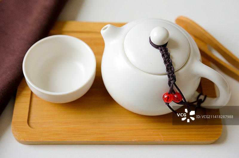 高视角的小罐茶茶壶与茶杯图片素材