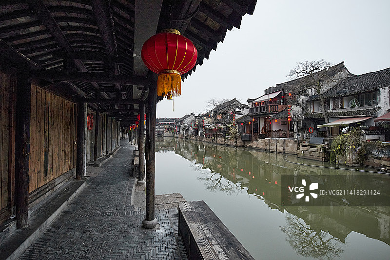 清晨的西塘古镇烟雨长廊图片素材