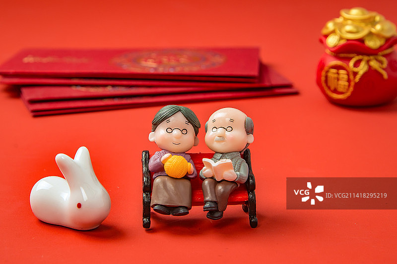 兔年春节背景下的老两口图片素材
