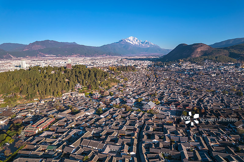 玉龙雪山与古城图片素材