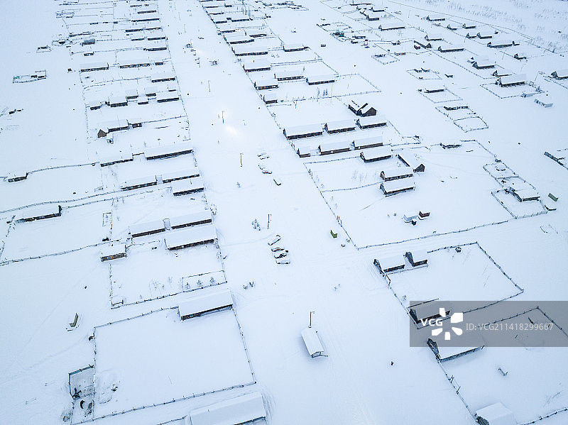 冬季新疆喀纳斯图瓦村小木屋航拍俯瞰图片素材