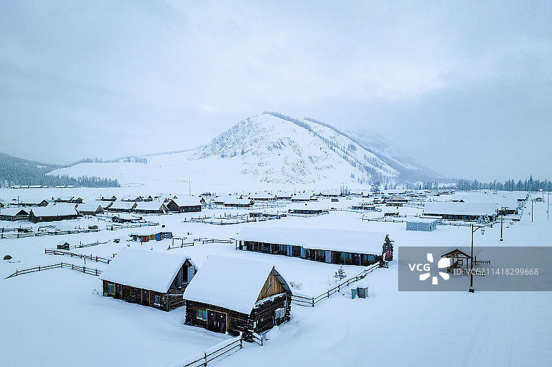 冬季新疆喀纳斯图瓦村小木屋航拍俯瞰图片素材