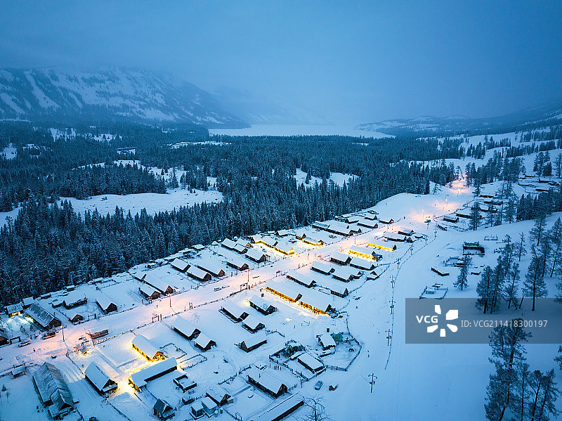 冬季新疆喀纳斯图瓦村白雪夜景航拍图片素材