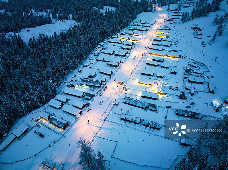 冬季新疆喀纳斯图瓦村白雪夜景航拍图片素材
