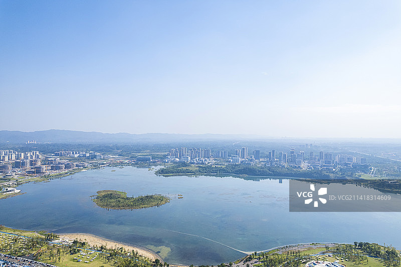 航拍成都天府新区城市天际线和公园湖泊风光图片素材
