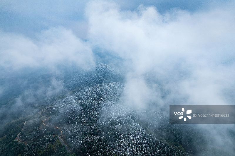 云雾下的缙云山冬雪图片素材