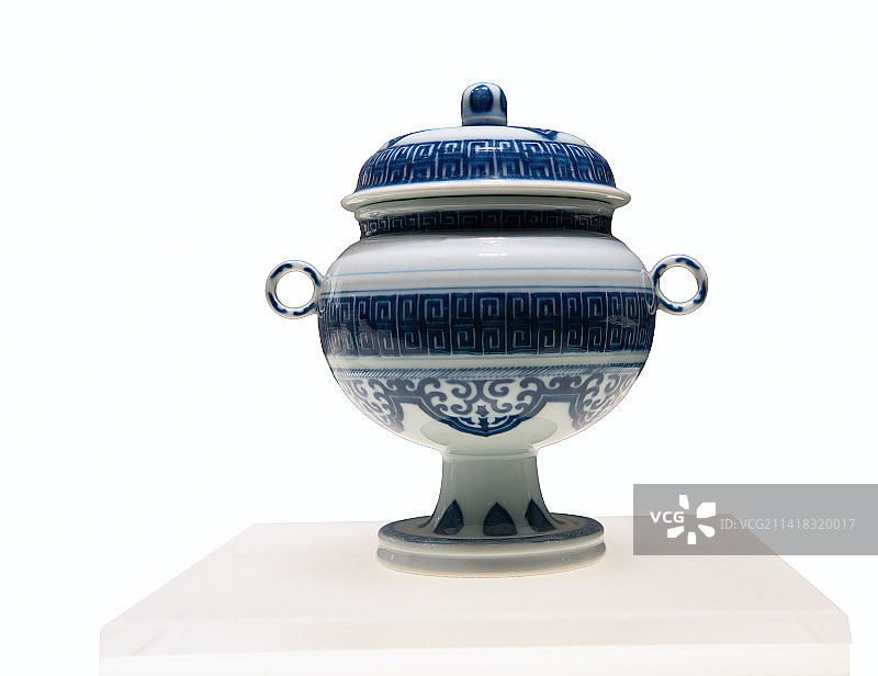 中国清朝乾隆年间青花瓷器，回纹双耳瓷盖豆图片素材