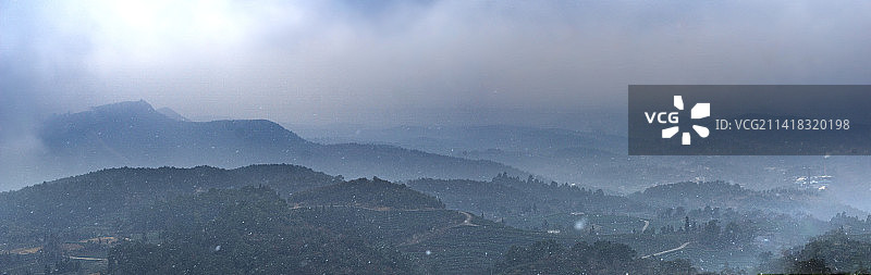 云雾缭绕的山脉图片素材