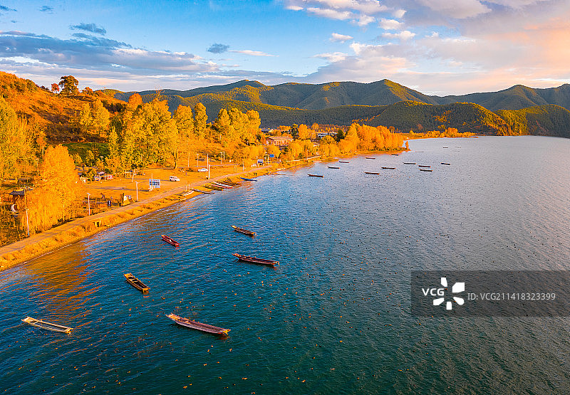 航拍云南泸沽湖秋色夕阳风光图片素材