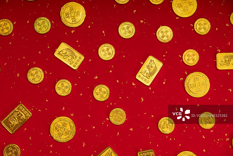 红色背景下的金币图片素材