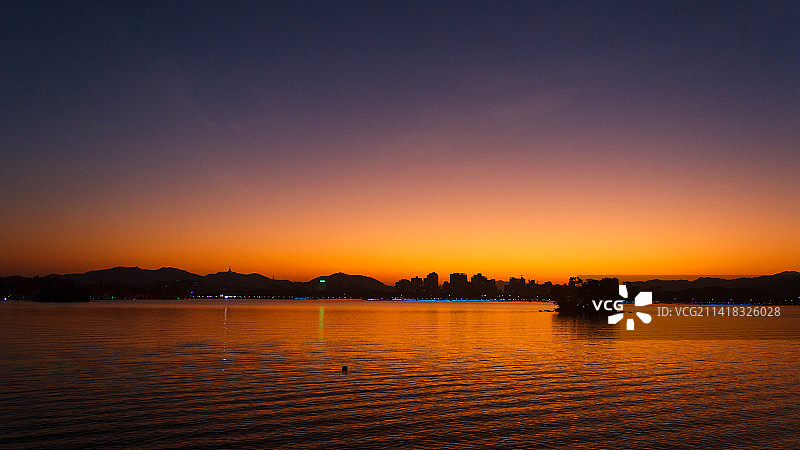 橘色天空下的傍晚景色图片素材