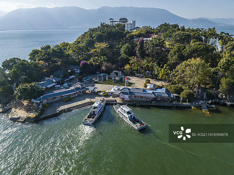 航拍空中鸟瞰大理苍山洱海双廊古镇南诏风情岛码头图片素材