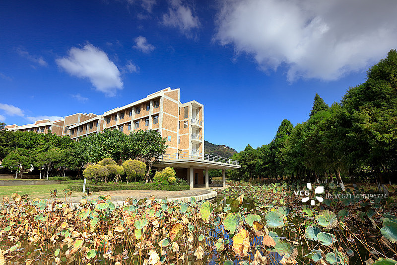 荷塘边的校舍（厦门国家会计学院）图片素材