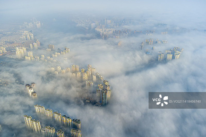 云雾缭绕中的临沂城区图片素材