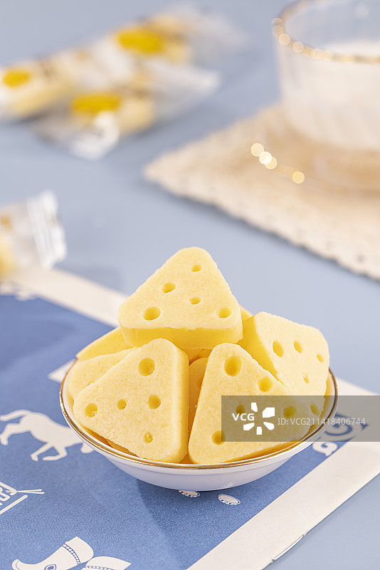 三角奶酪块 内蒙草原特产  奶制品  牛奶 零食图片素材