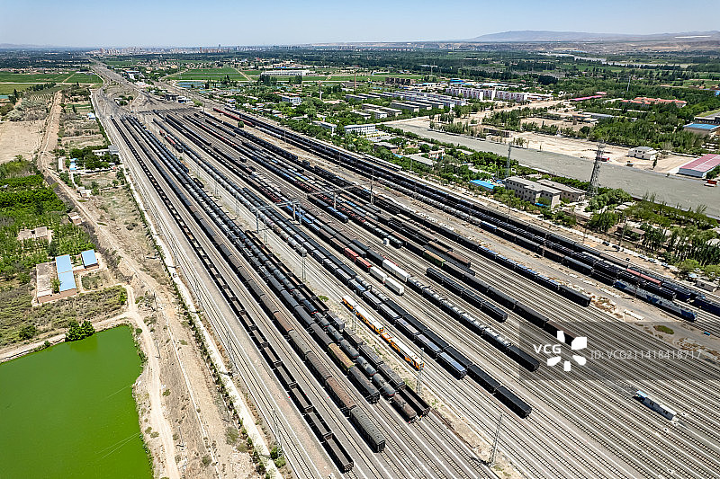 宁夏中卫沙坡头包兰铁路中欧班列铁路火车图片素材