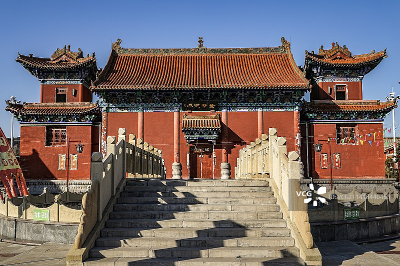 天下都城隍位于山西省长治市上党区城东南25公里的城隍岭(原名天紫岭)上，经唐、宋、元、明各朝皆有修葺图片素材