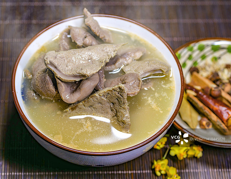 传统现熬牛羊杂汤药膳汤底热气腾腾广府特色餐食牛三星药材熬制口感入味牛羊杂炆煮鲜浓爽口当地地道特色美食图片素材