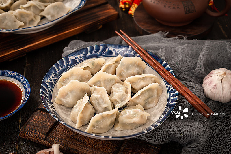 中式木桌上的水饺图片素材