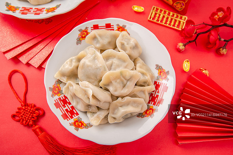 红色背景上的水饺图片素材