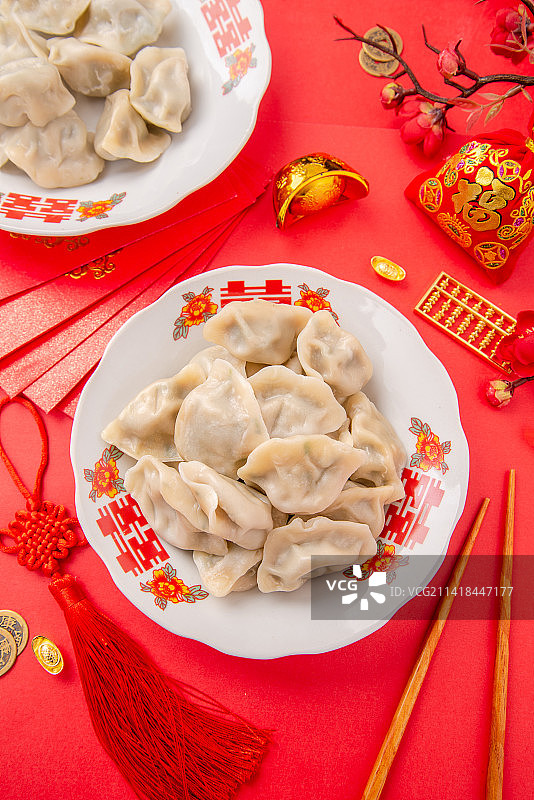 红色背景上的水饺图片素材