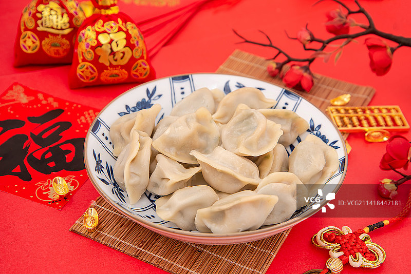 红色背景上的水饺图片素材