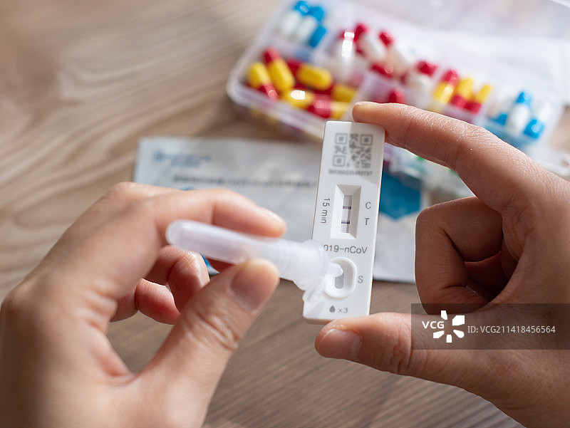 居家隔离核酸抗原检测试剂感冒药发烧图片素材