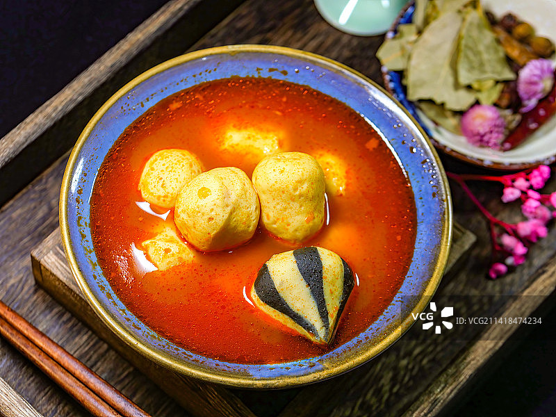 清香番茄麻辣鲜美鱼丸鱼豆腐炖汤可口美味汤料南方民间传统香料秘制香辣炖肉丸川渝口味冒菜美食滋补养胃浓汤图片素材