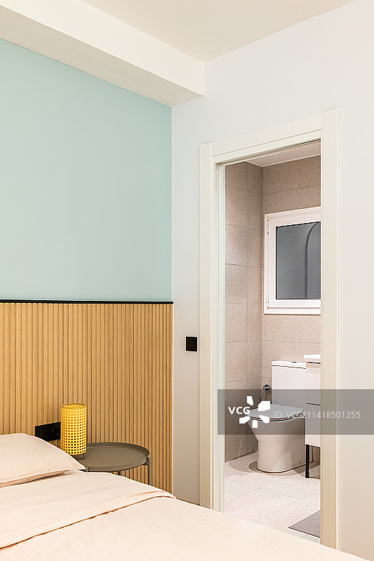 从舒适的卧室通往卫生间的门图片素材