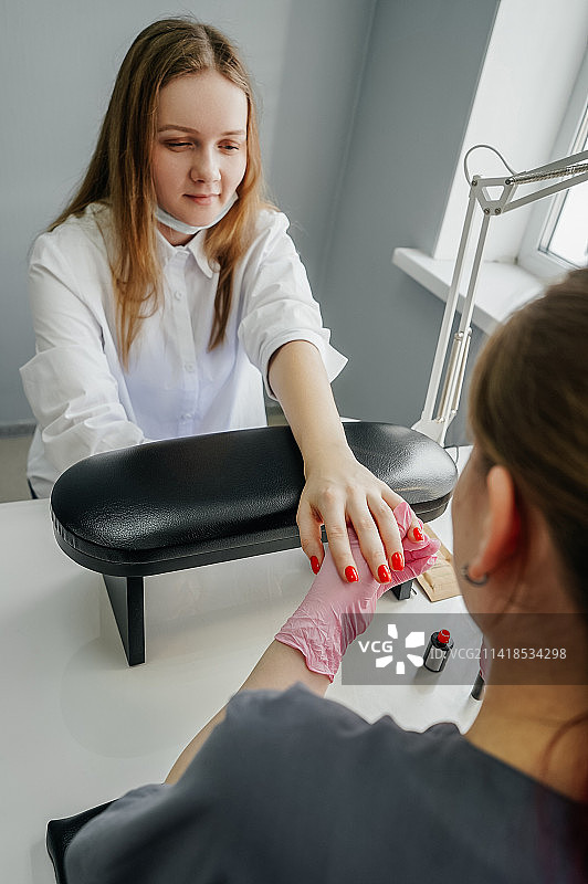 年轻女子在俄罗斯的美容院做美甲图片素材