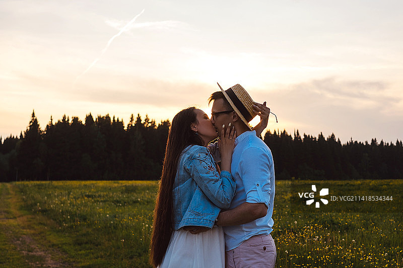 俄罗斯日落时分，田野里的情侣图片素材