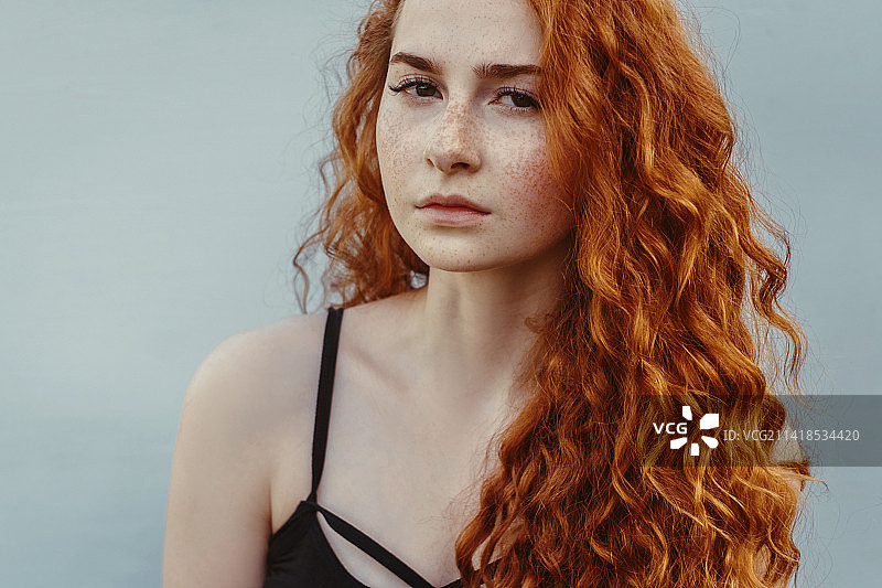 红色卷发的女子人像，俄罗斯图片素材