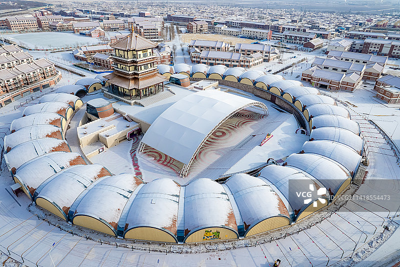 冬季大雪覆盖的闽宁镇葡萄酒庄图片素材