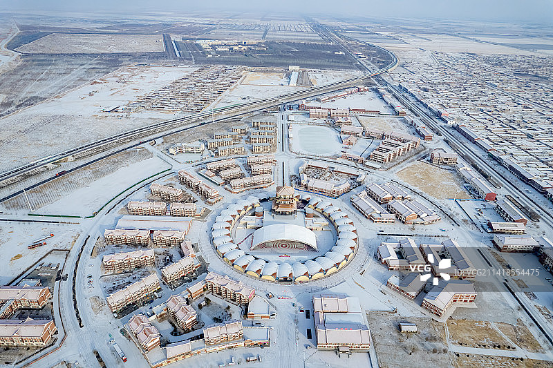 冬季大雪覆盖的闽宁镇葡萄酒庄图片素材