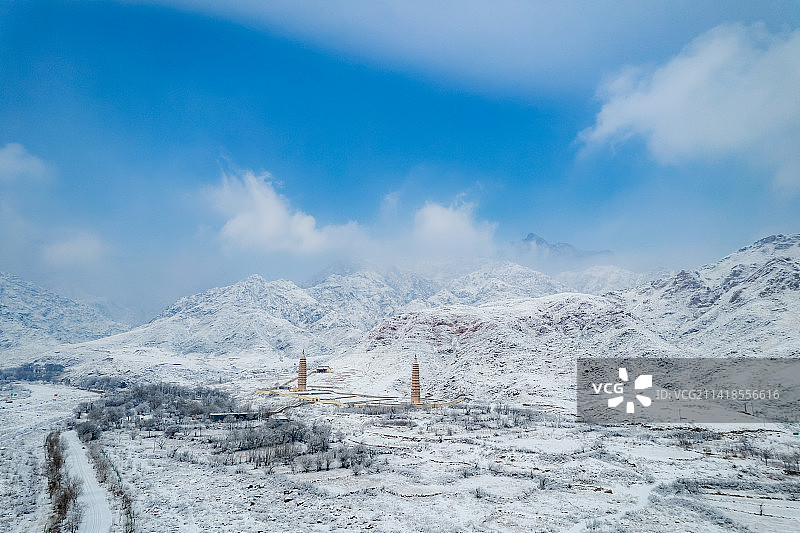 贺兰山拜寺口双塔雪后风景图片素材