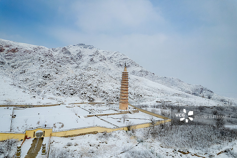 贺兰山拜寺口双塔雪后风景图片素材
