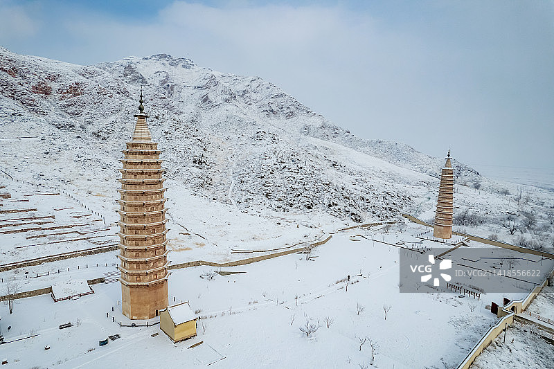 贺兰山拜寺口双塔雪后风景图片素材