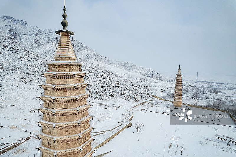贺兰山拜寺口双塔雪后风景图片素材