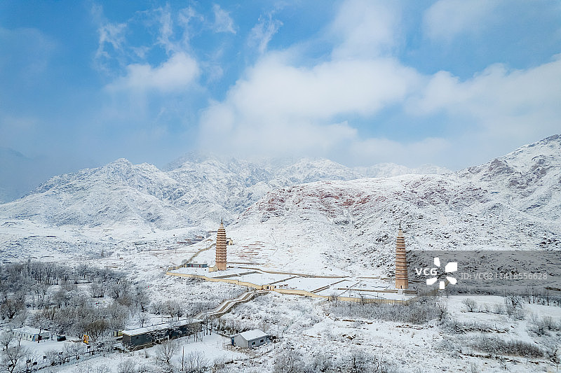 贺兰山拜寺口双塔雪后风景图片素材