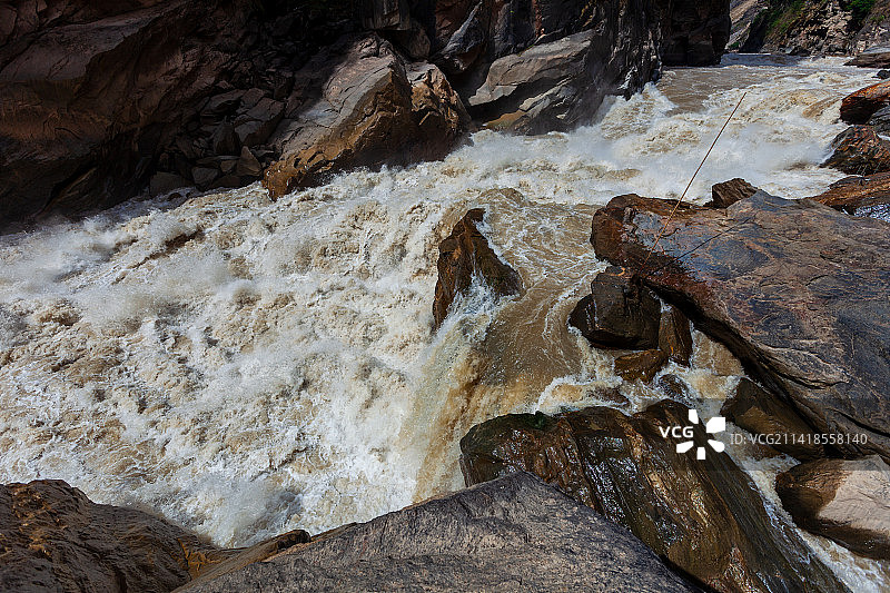 云南省迪庆藏族自治州香格里拉市中虎跳峡风光图片素材