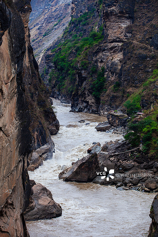 云南省迪庆藏族自治州香格里拉市中虎跳峡风光图片素材