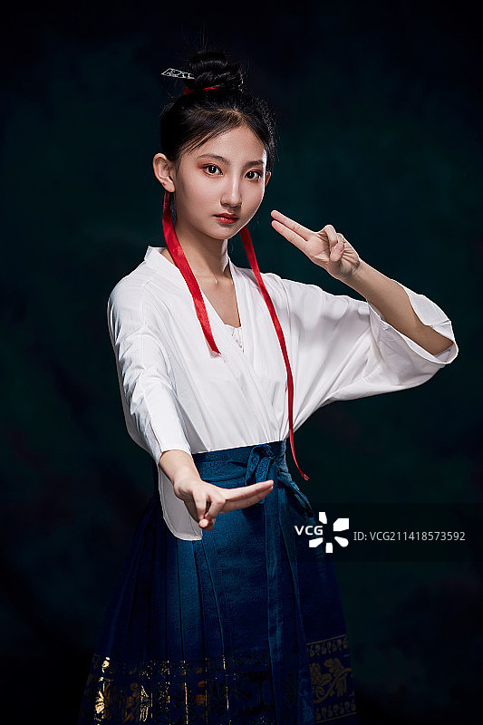 身穿明朝古装汉服的东方少女图片素材