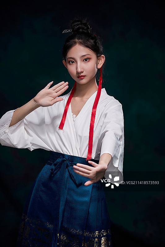 身穿明朝古装汉服的东方少女图片素材